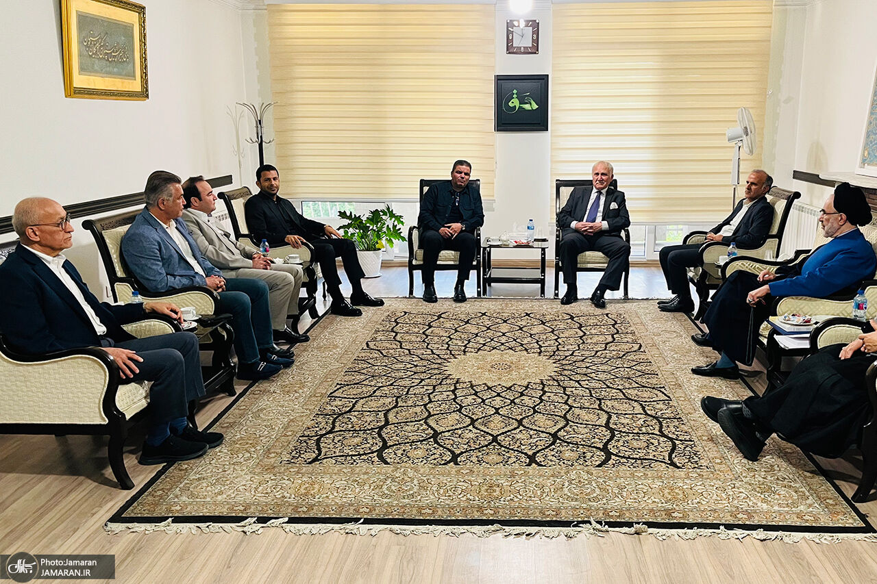 جمعی+از+پیشکسوتان+پرسپولیس+و+تیم+ملی+با+سید+محمد+خاتمی+دیدار+کردند (1)